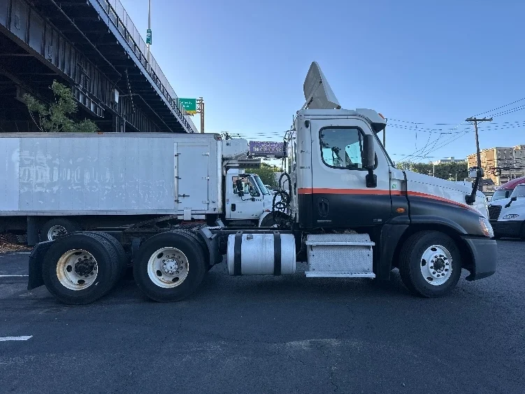 2012 Freightliner Cascadia in North Bergen, NJ — photo 8