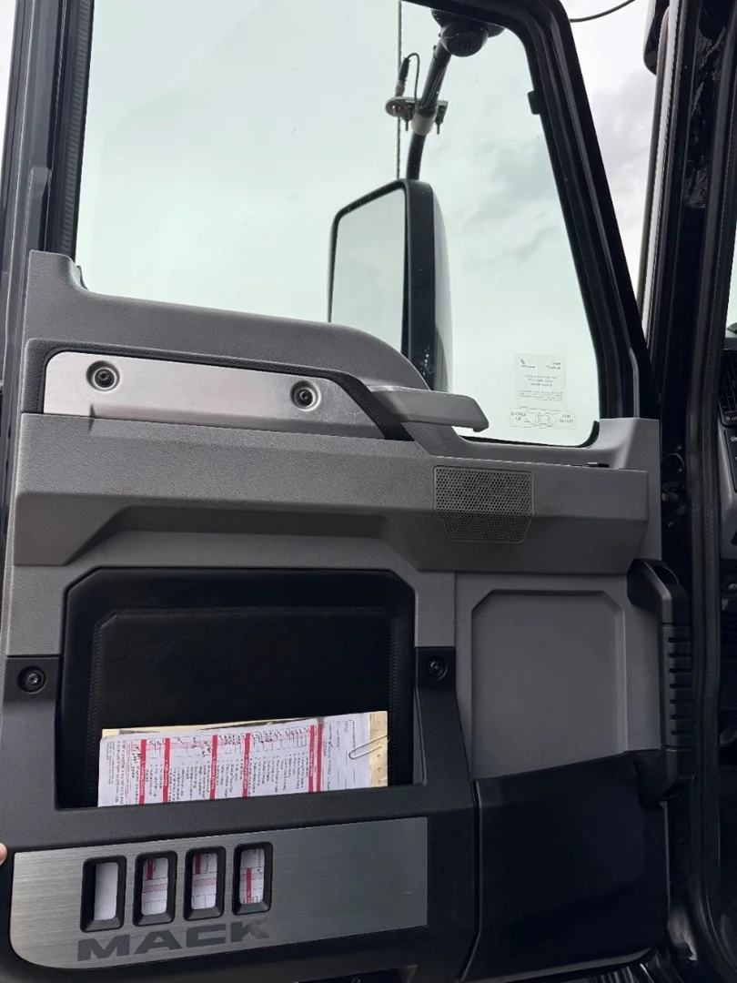 2020 MACK AN64T - USED TRUCKS SLEEPER - image 11