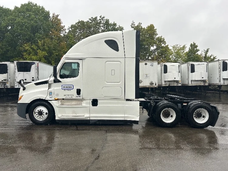 2021 Freightliner Cascadia - image 4