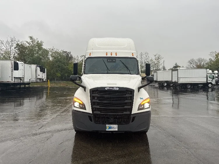 2021 Freightliner Cascadia - image 2