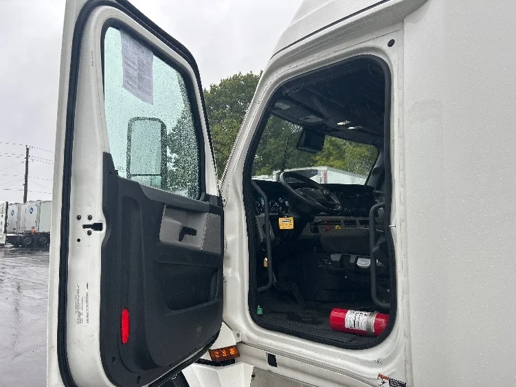 2021 Freightliner Cascadia - image 9