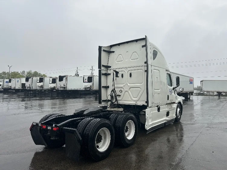 2021 Freightliner Cascadia - image 7