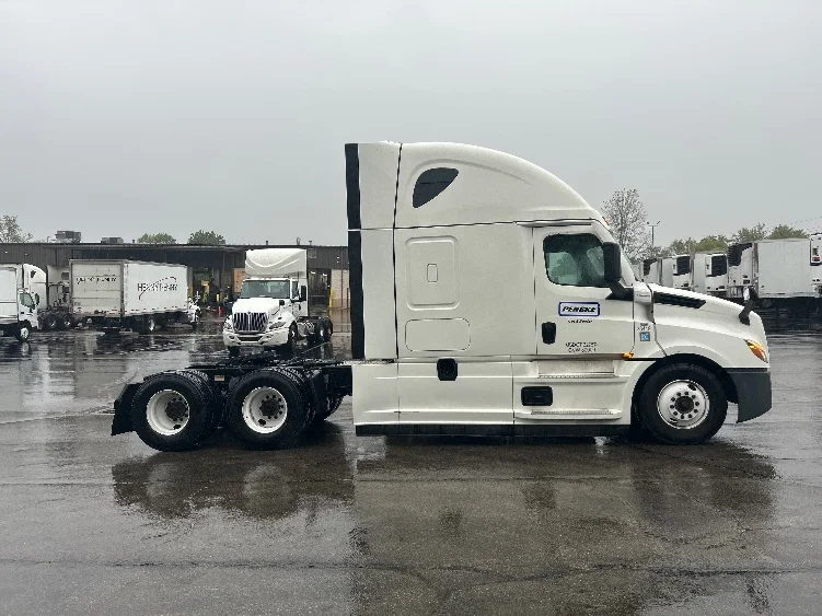 2021 Freightliner Cascadia - image 8