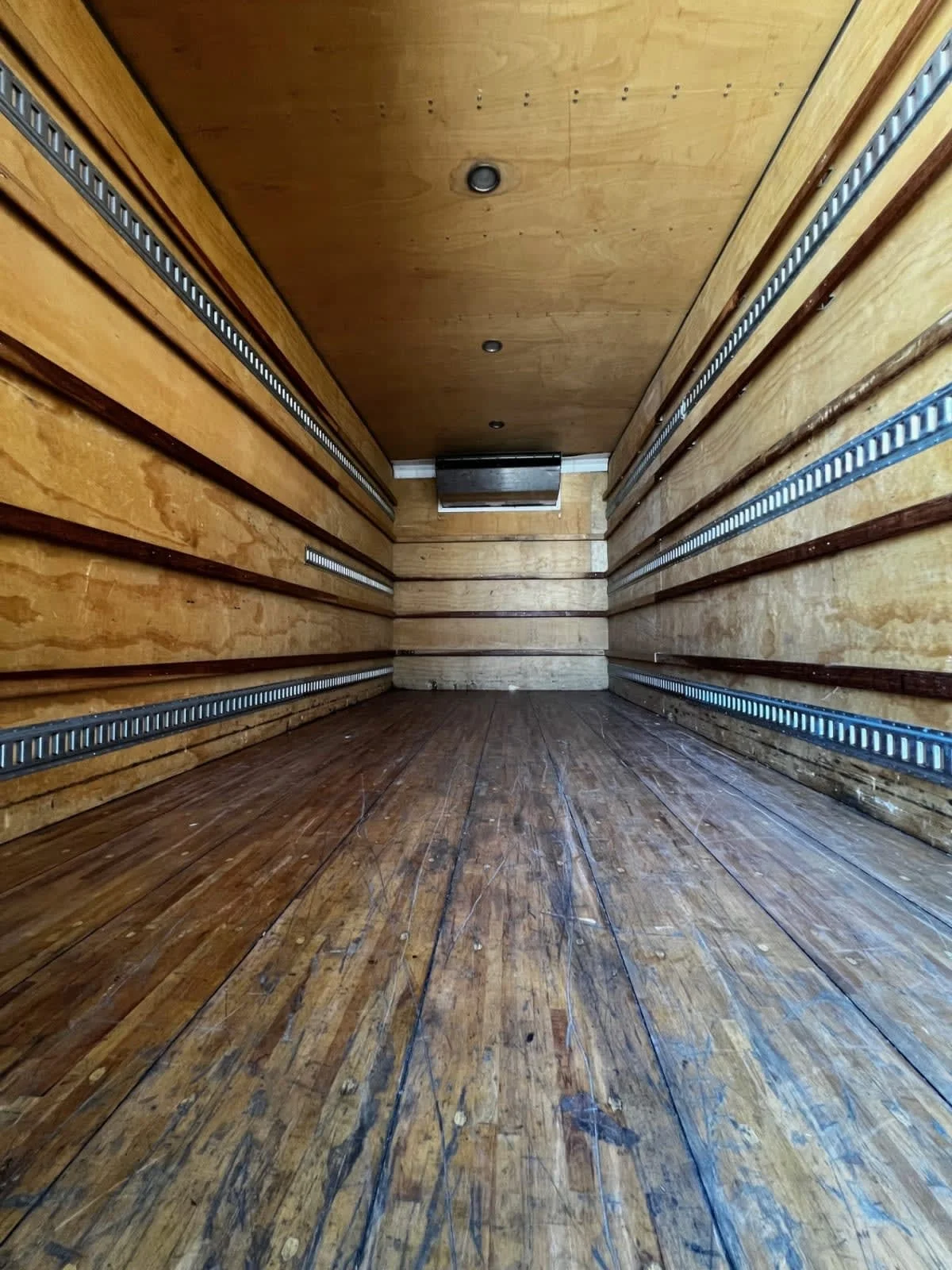 2019 Isuzu NQR - image 9