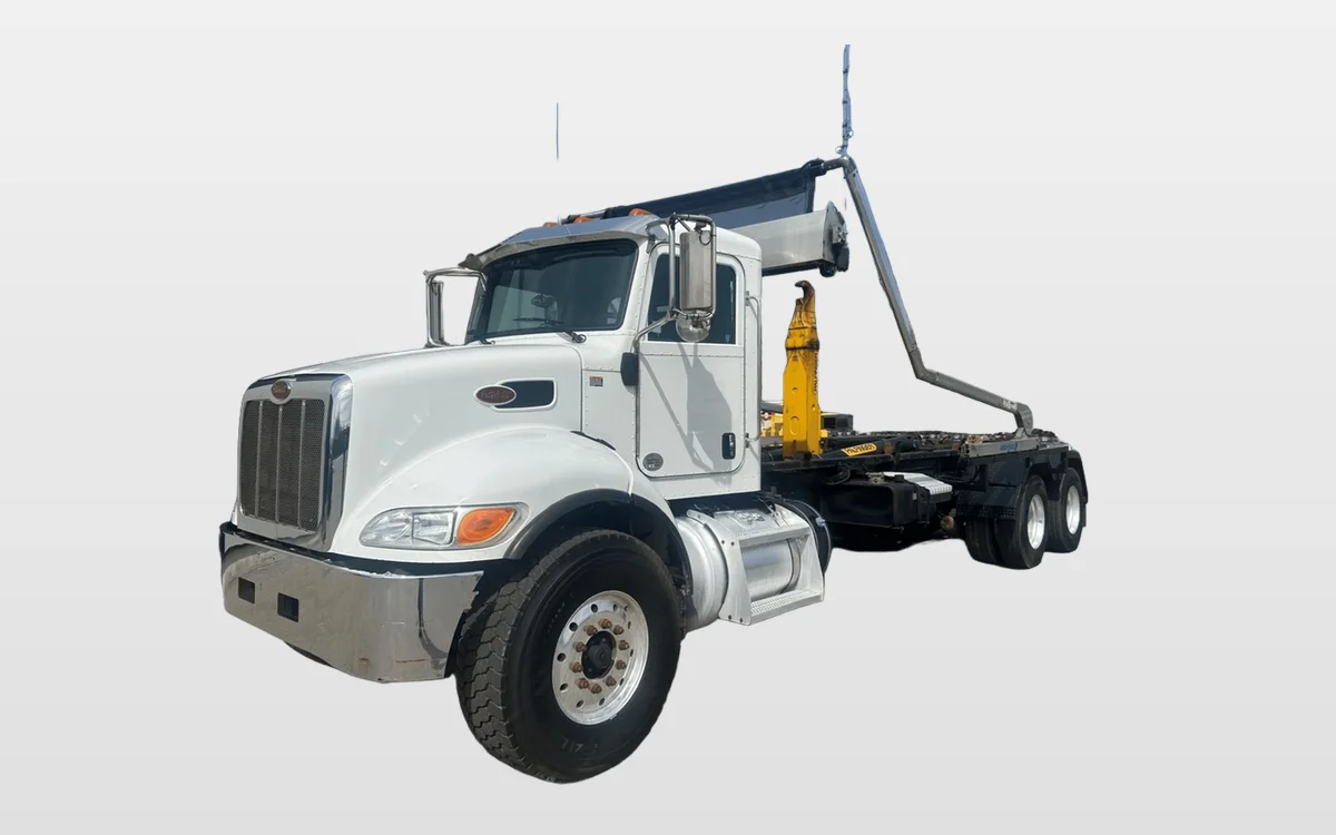 2022 Peterbilt 348 - image 1