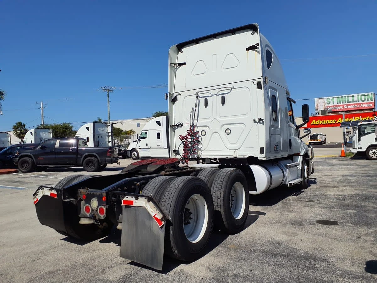 2020 Freightliner Cascadia in Davie, FL — photo 4