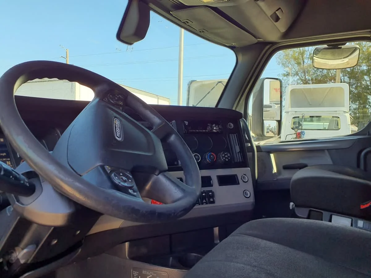 2020 Freightliner Cascadia in Davie, FL — photo 7