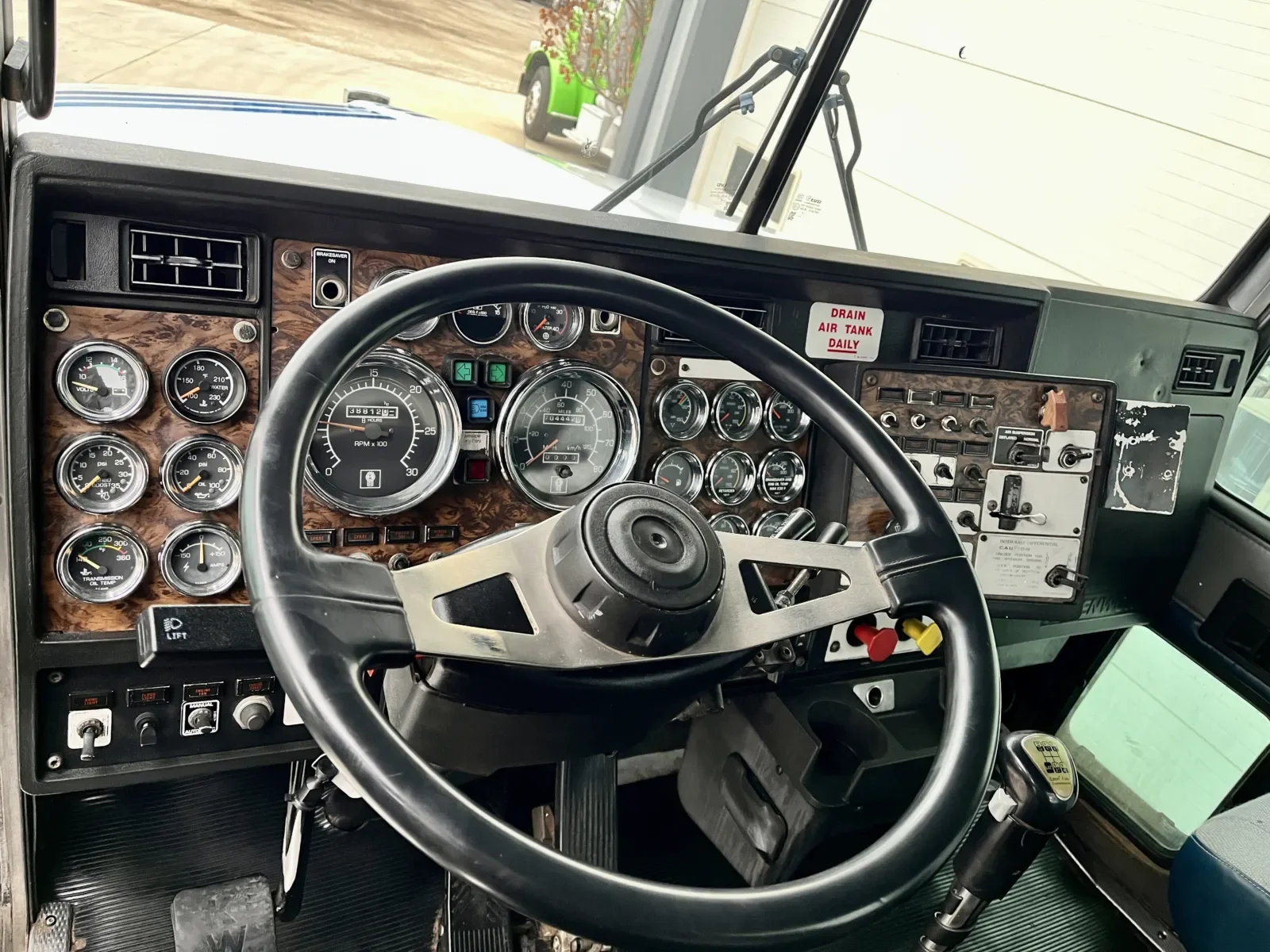 1998 Kenworth T800 - image 16