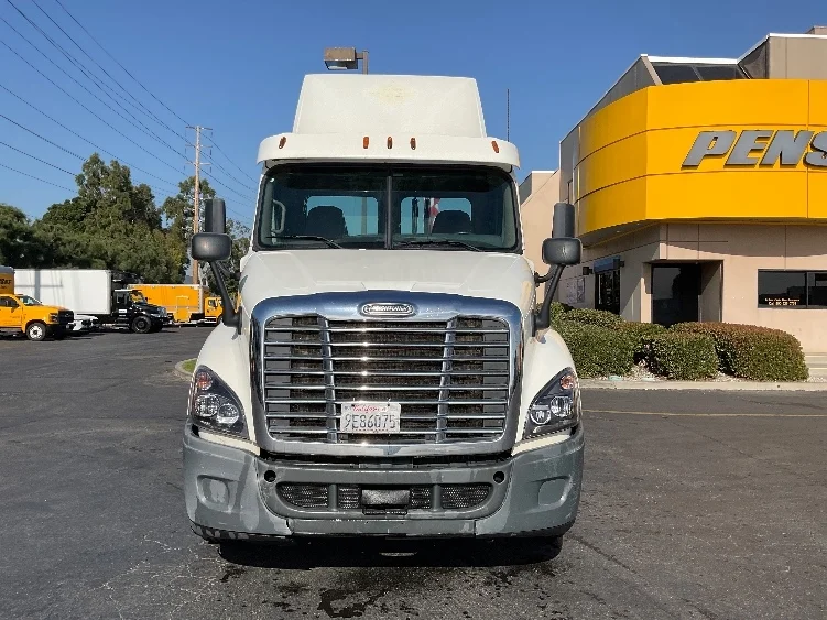 2015 Freightliner Cascadia - image 2