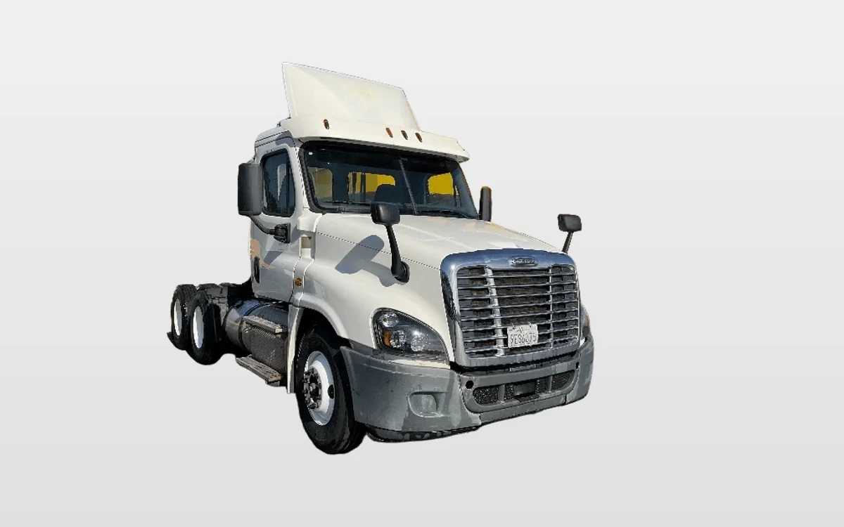 2015 Freightliner Cascadia - image 1