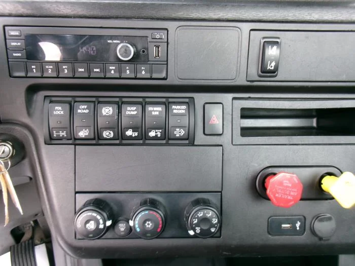 2023 International LT — photo 8