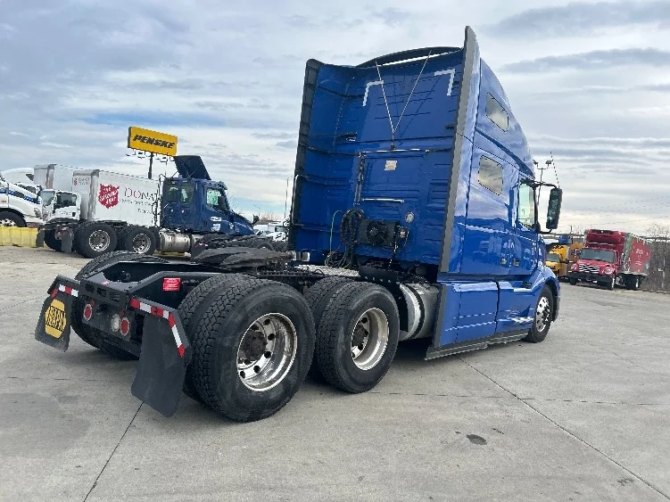 2020 Volvo VNL 760 - image 7