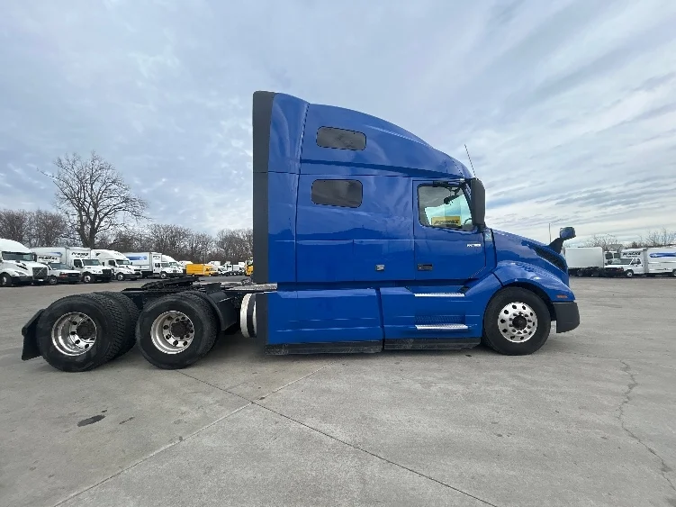 2020 Volvo VNL 760 - image 8