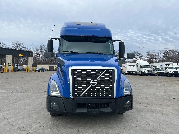 2020 Volvo VNL 760 - image 2