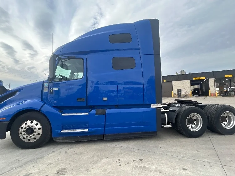 2020 Volvo VNL 760 - image 4