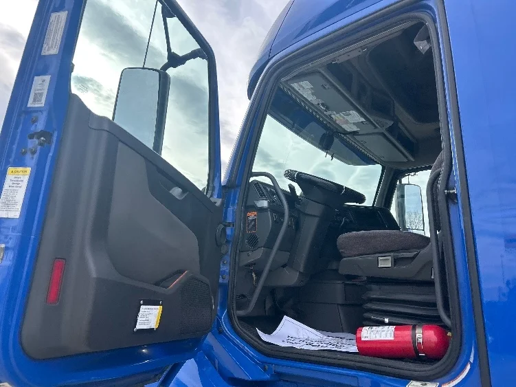 2020 Volvo VNL 760 - image 9