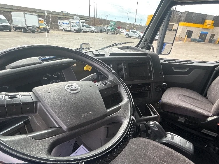 2020 Volvo VNL 760 - image 10
