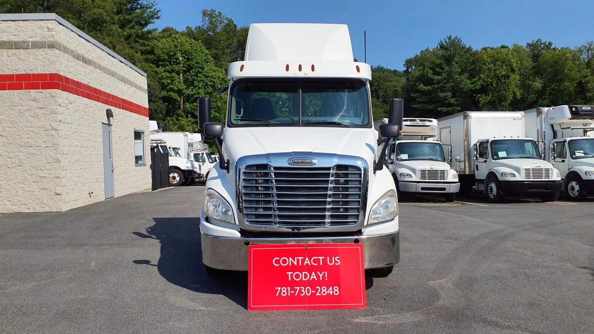 2019 Freightliner Cascadia in Norwood, MA — photo 2