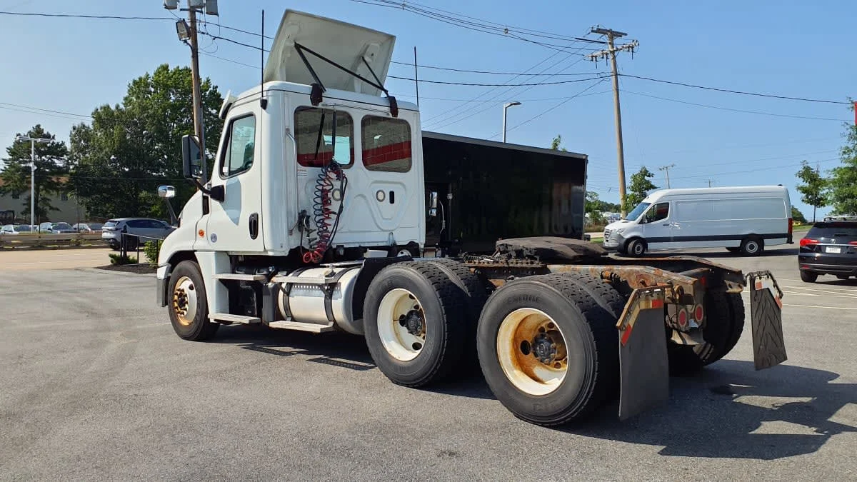 2019 Freightliner Cascadia in Norwood, MA — photo 6