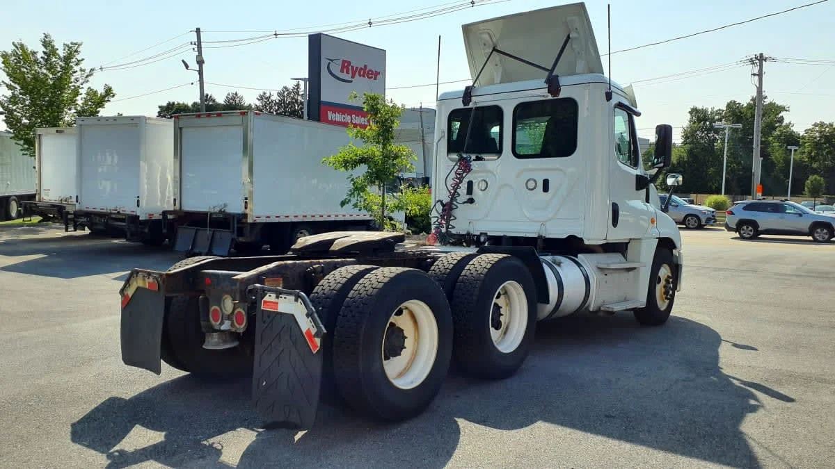 2019 Freightliner Cascadia in Norwood, MA — photo 4
