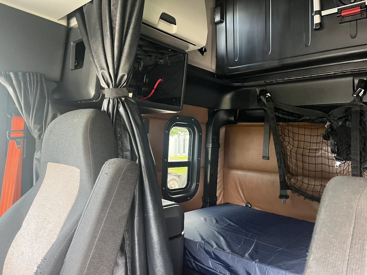 2022 Freightliner Cascadia in York Street Elmhurst, IL — photo 12