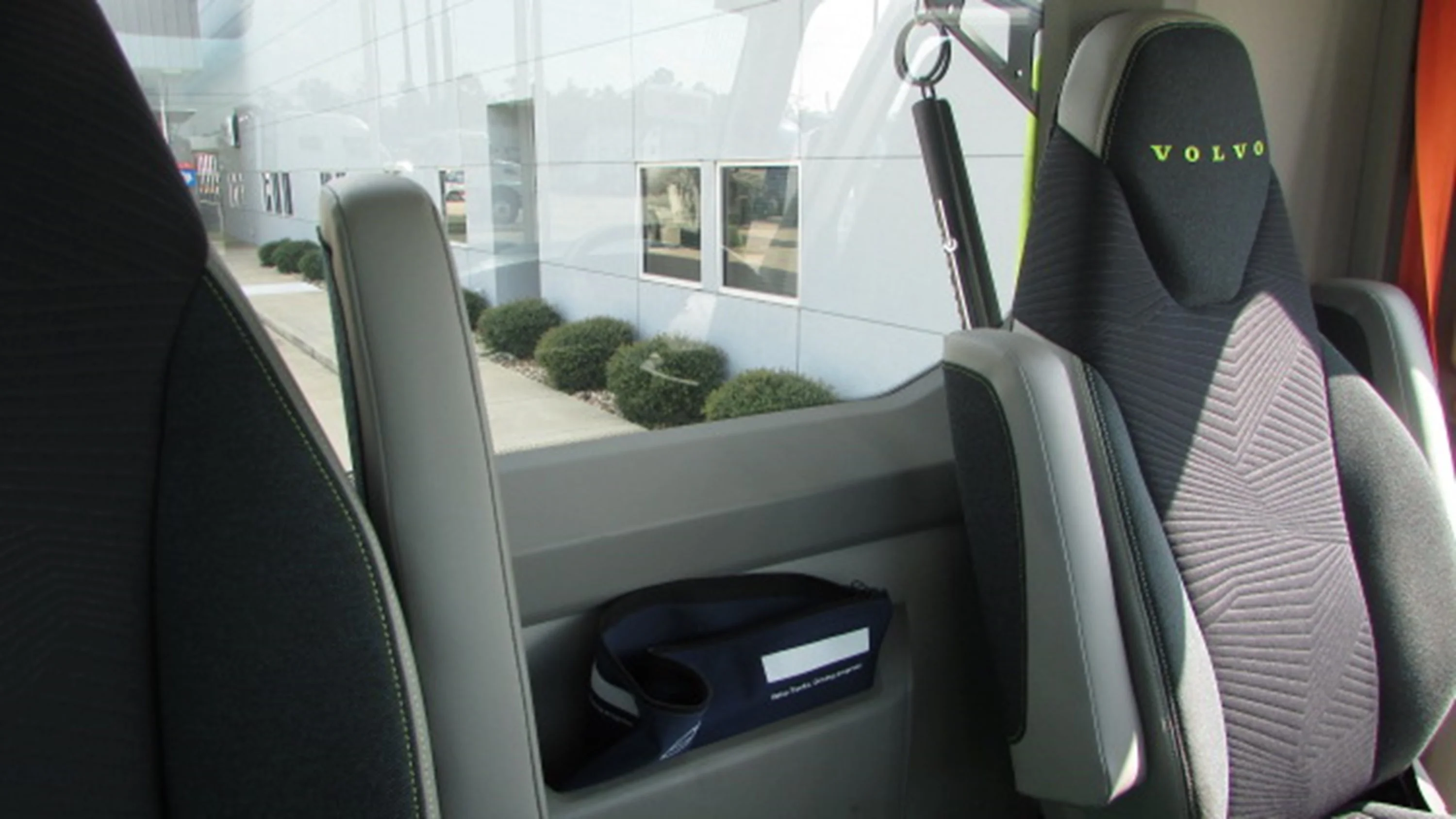 2027 Volvo VNL 300 in Houston, TX — photo 12