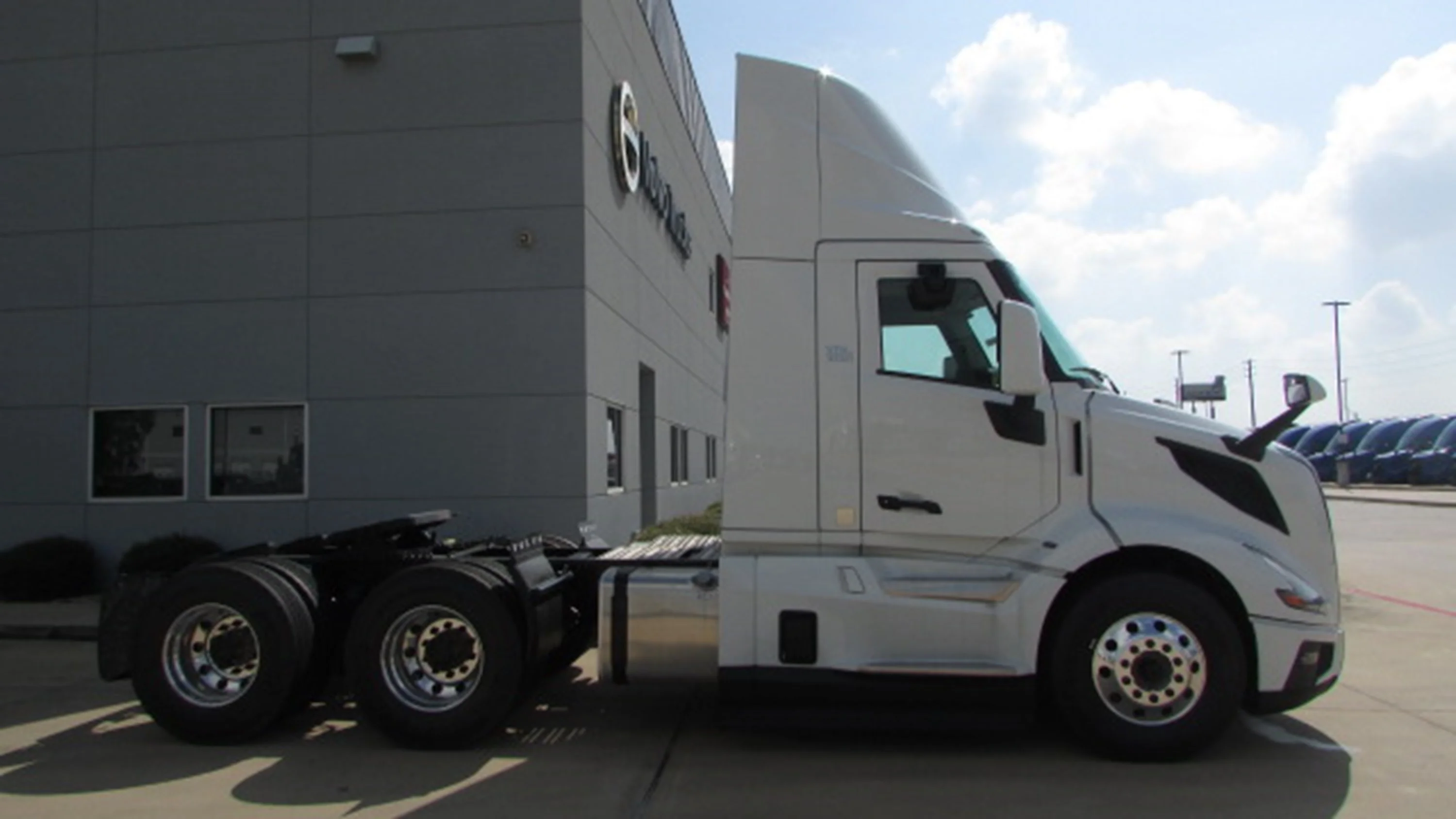 2027 Volvo VNL 300 in Houston, TX — photo 3