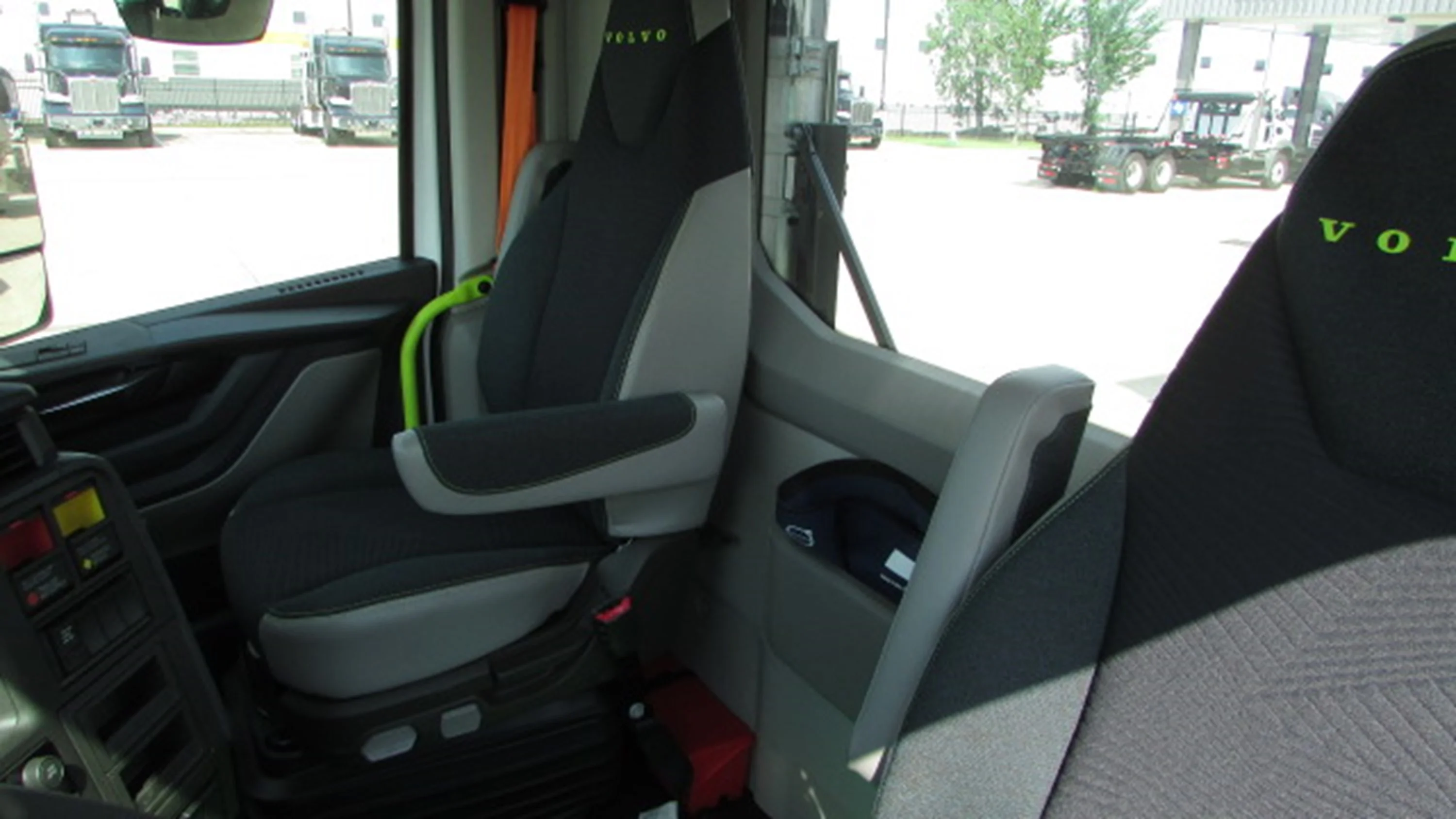 2027 Volvo VNL 300 in Houston, TX — photo 9