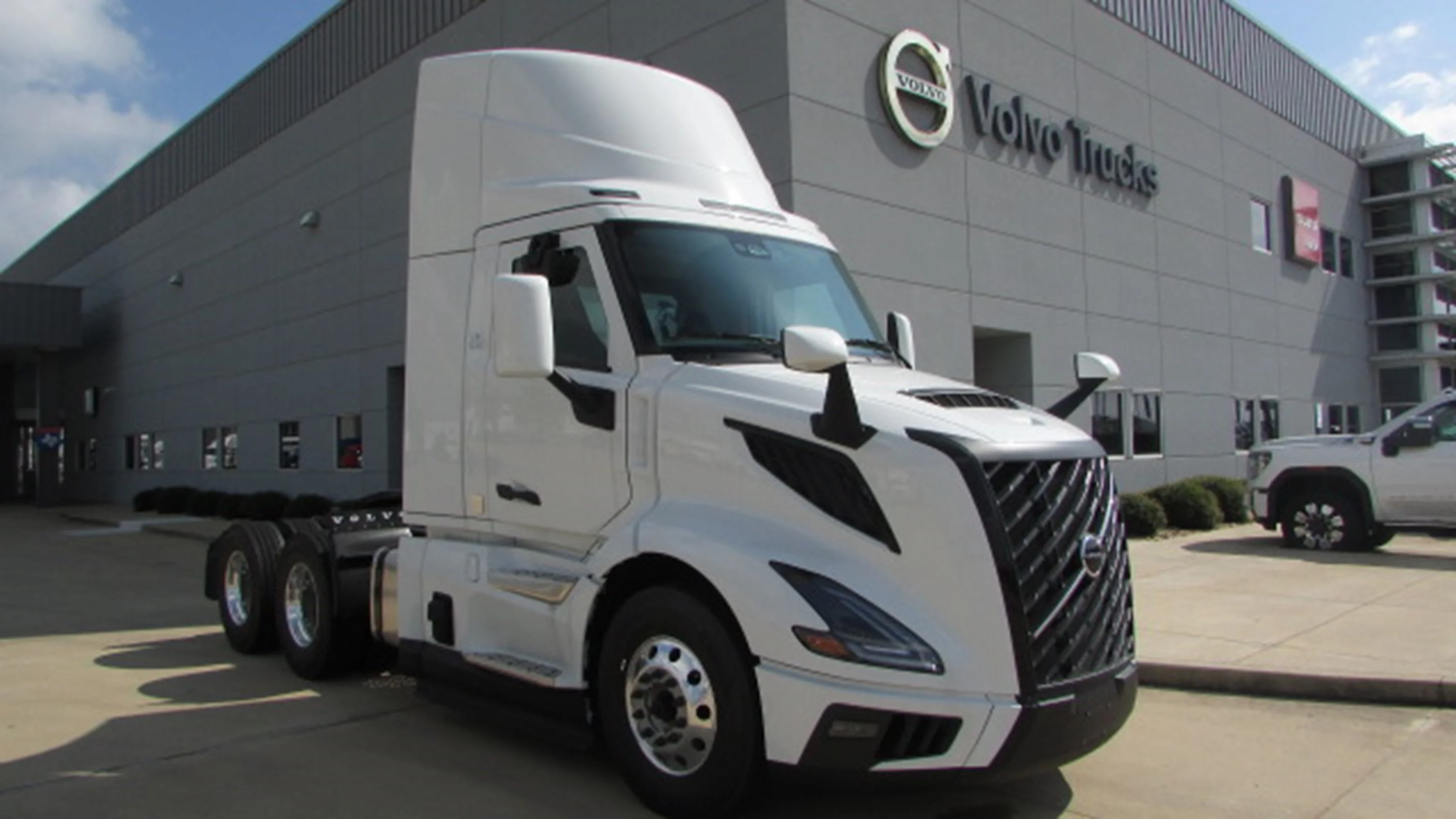 2027 Volvo VNL 300 in Houston, TX — photo 2