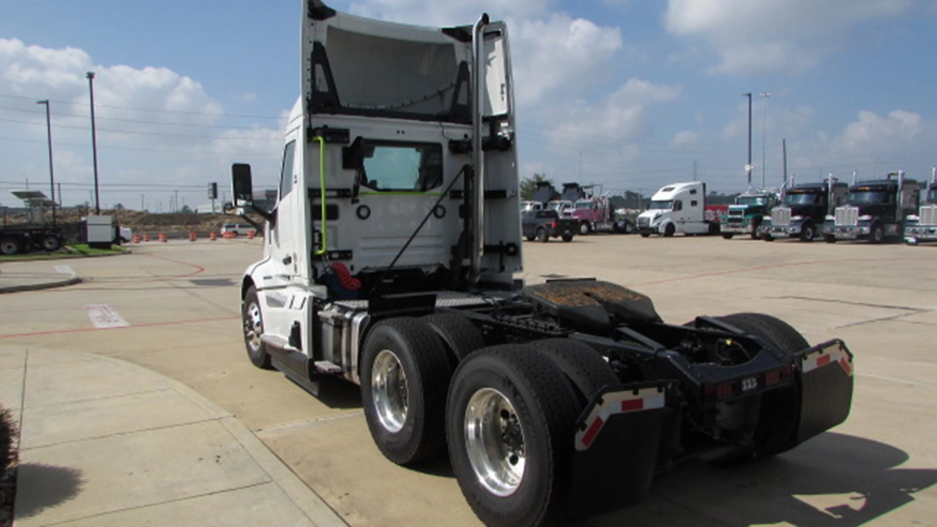 2027 Volvo VNL 300 in Houston, TX — photo 6