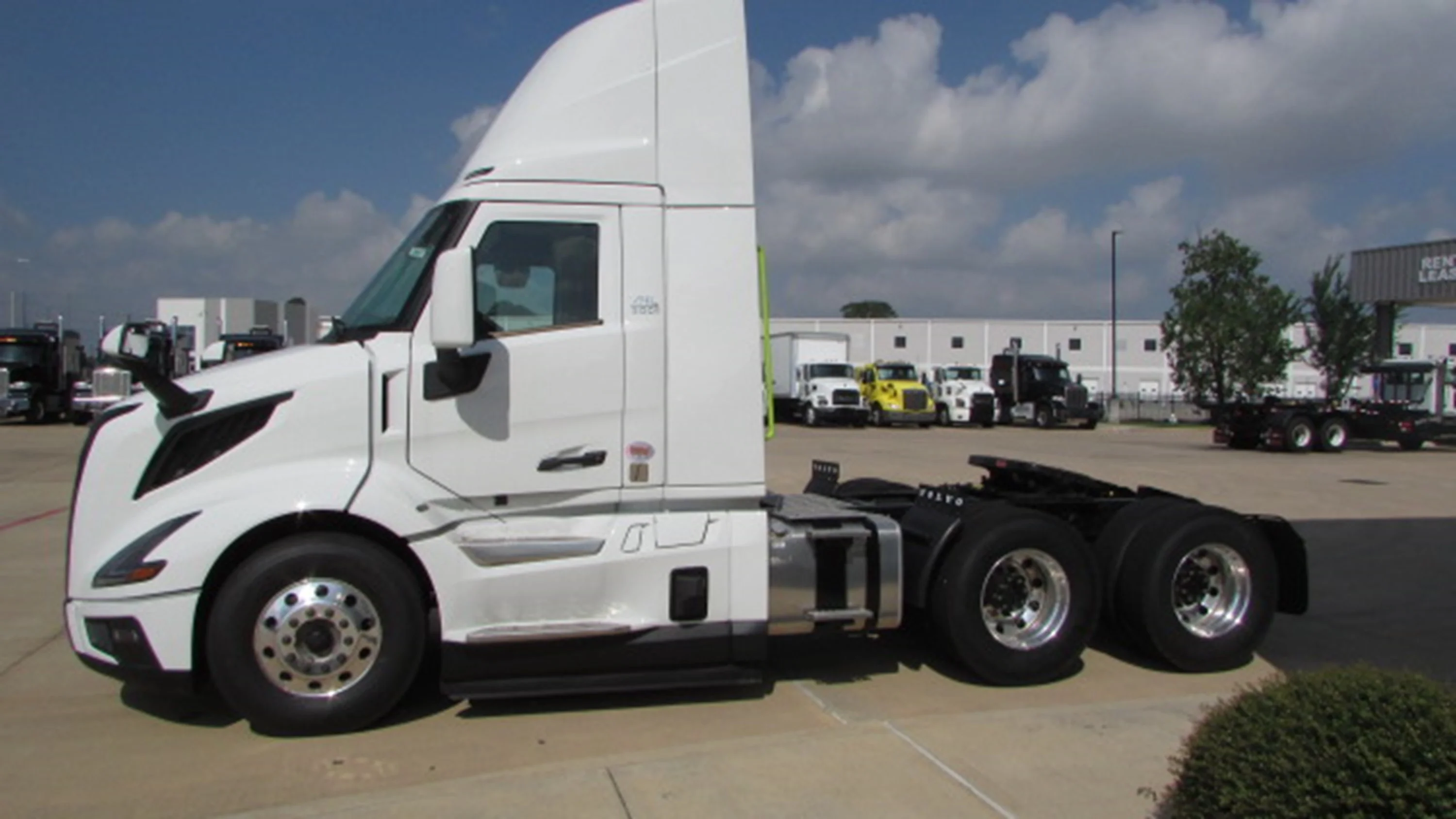 2027 Volvo VNL 300 in Houston, TX — photo 7