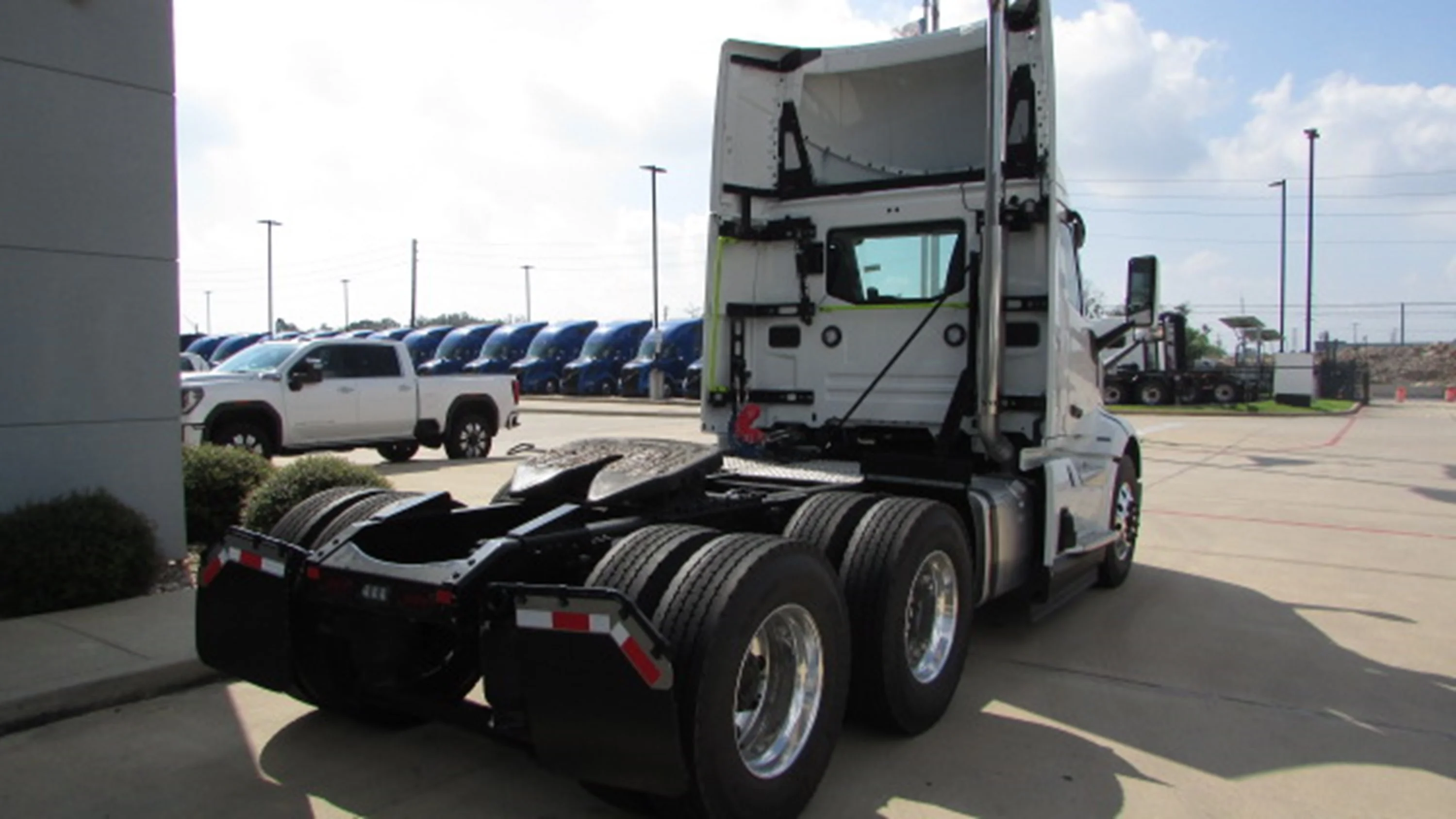 2027 Volvo VNL 300 in Houston, TX — photo 5