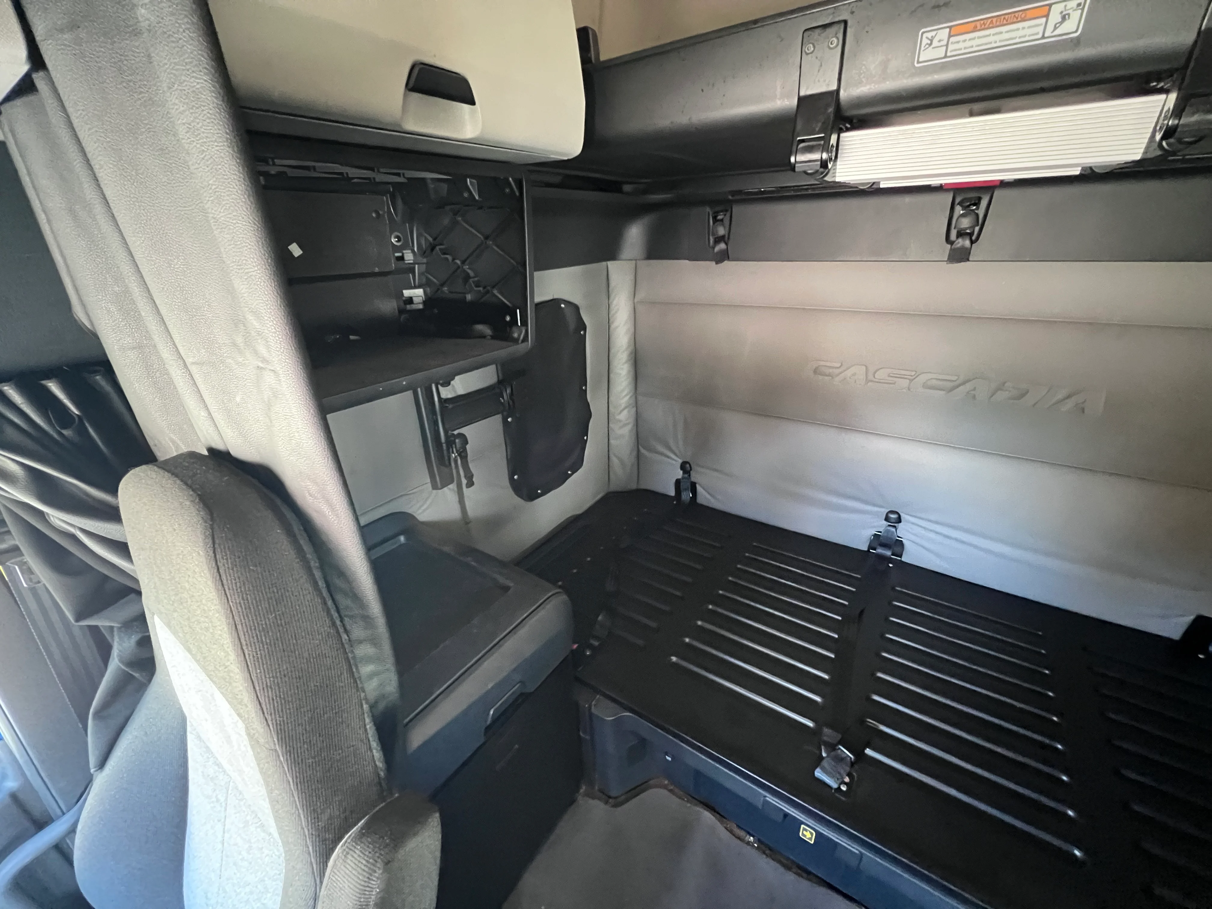 2021 Freightliner Cascadia in Nashville Isuzu, TN — photo 20