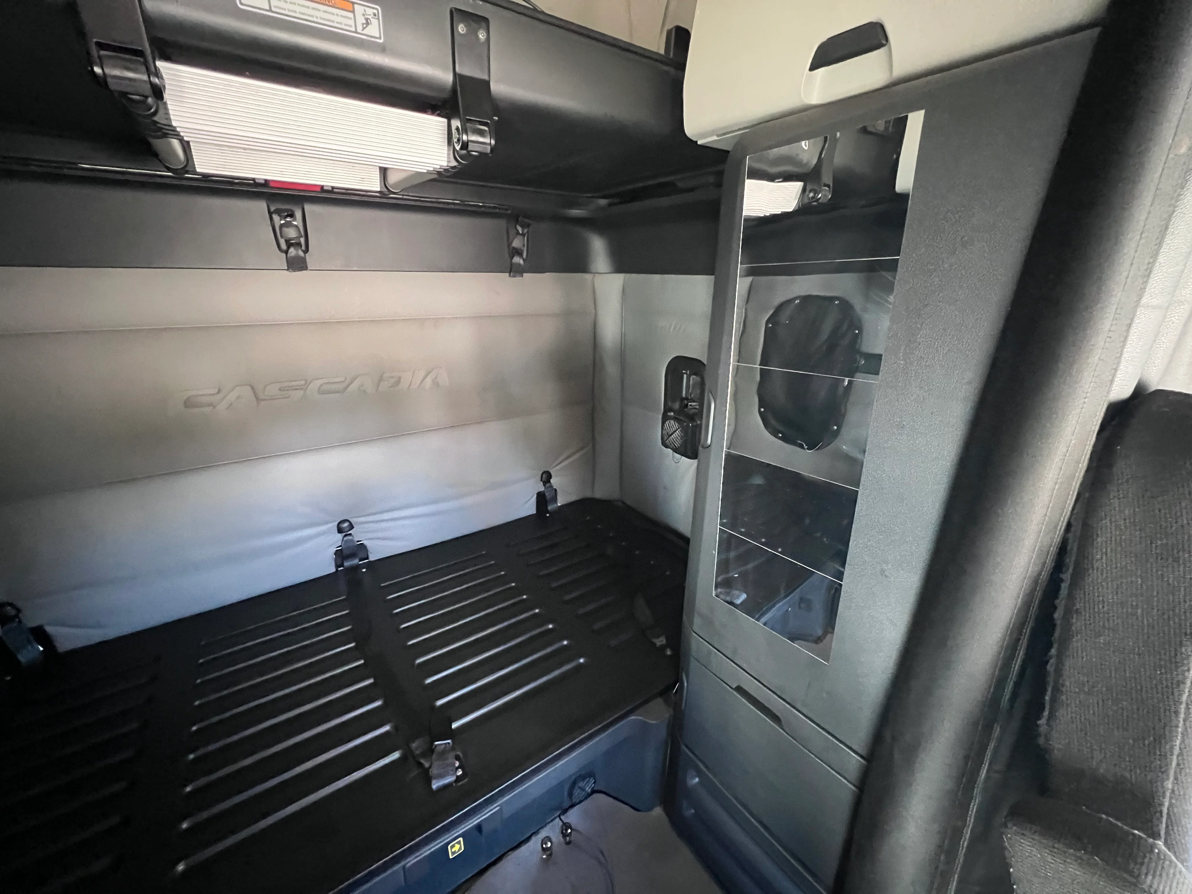 2021 Freightliner Cascadia in Nashville Isuzu, TN — photo 22