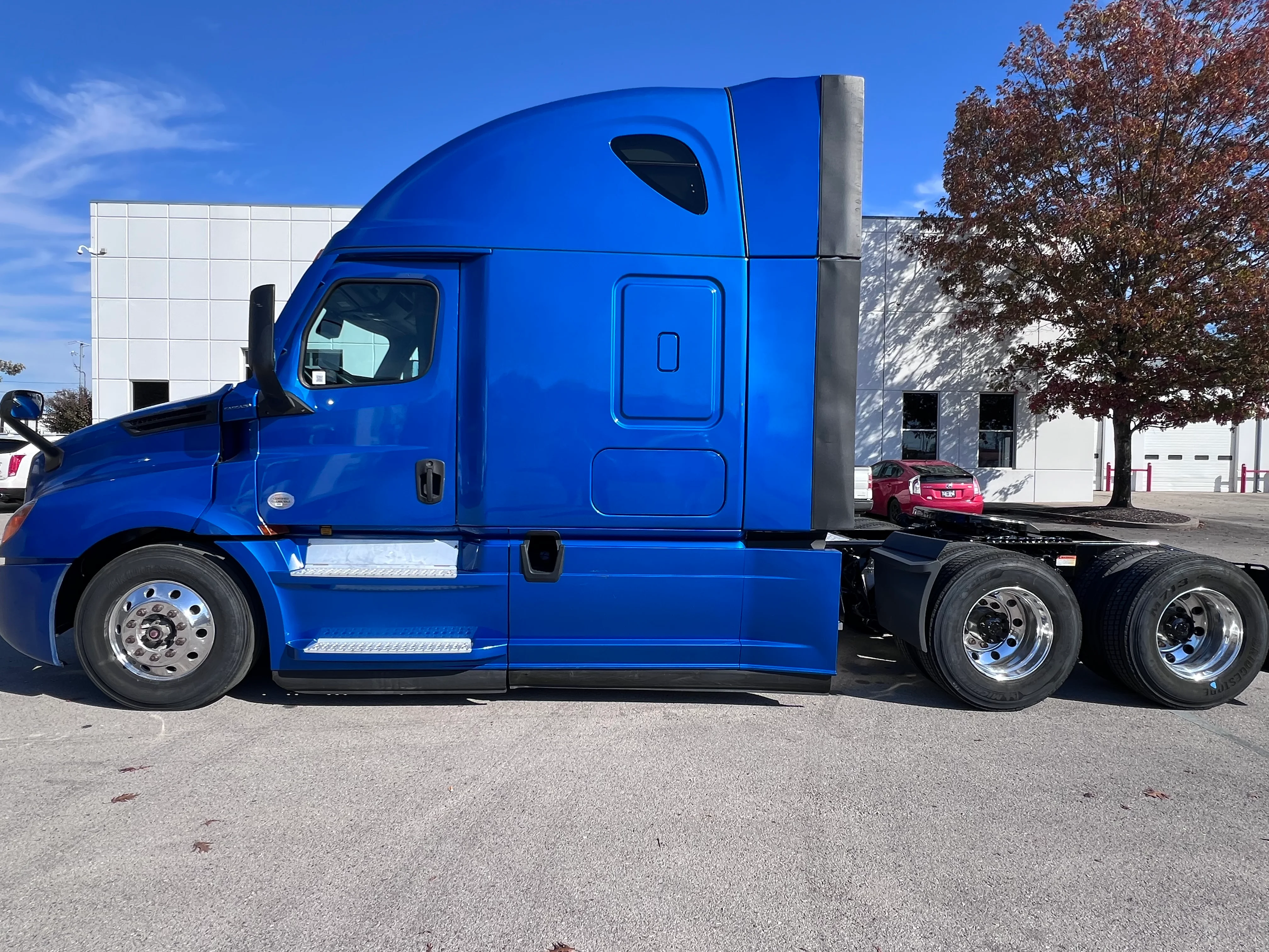 2021 Freightliner Cascadia in Nashville Isuzu, TN — photo 2