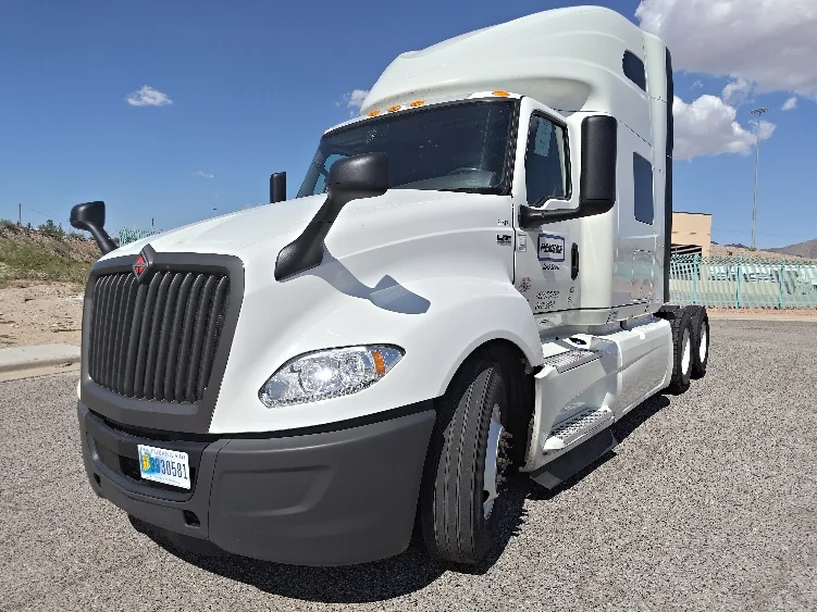 2022 International LT - image 3