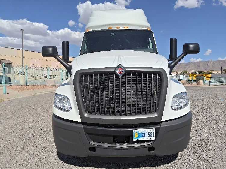 2022 International LT - image 2