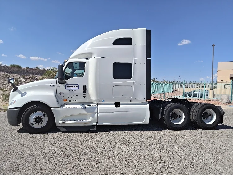 2022 International LT - image 4