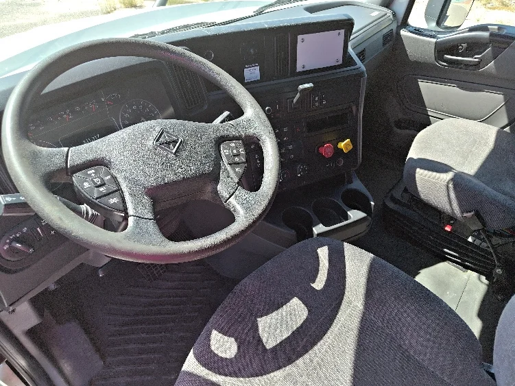 2022 International LT - image 10