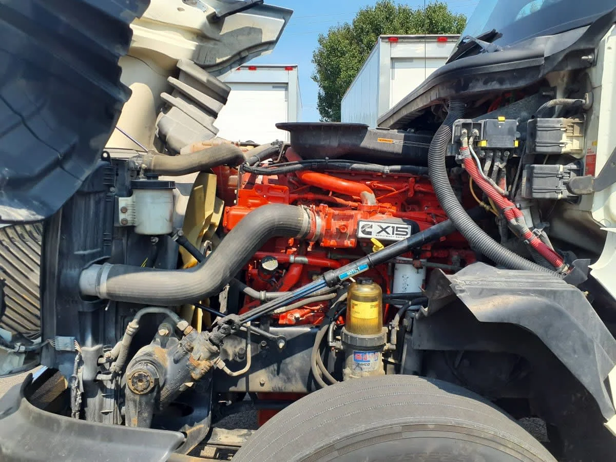 2018 International LT - image 8