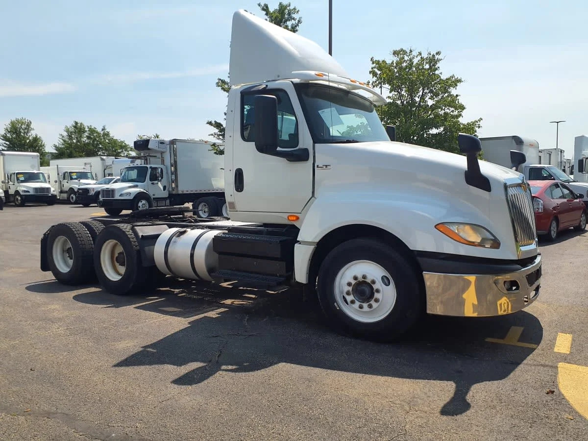 2018 International LT - image 3