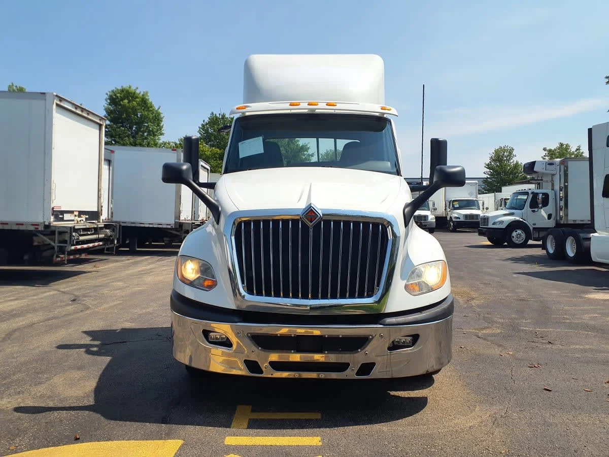 2018 International LT - image 2