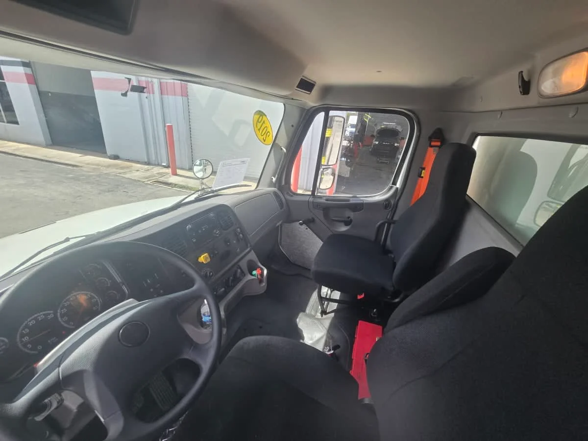 2019 Freightliner M2 106 in Tampa, FL — photo 8