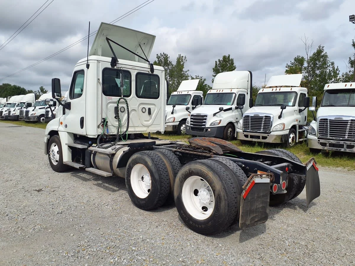 2019 Freightliner Cascadia in Indianapolis, IN — photo 6