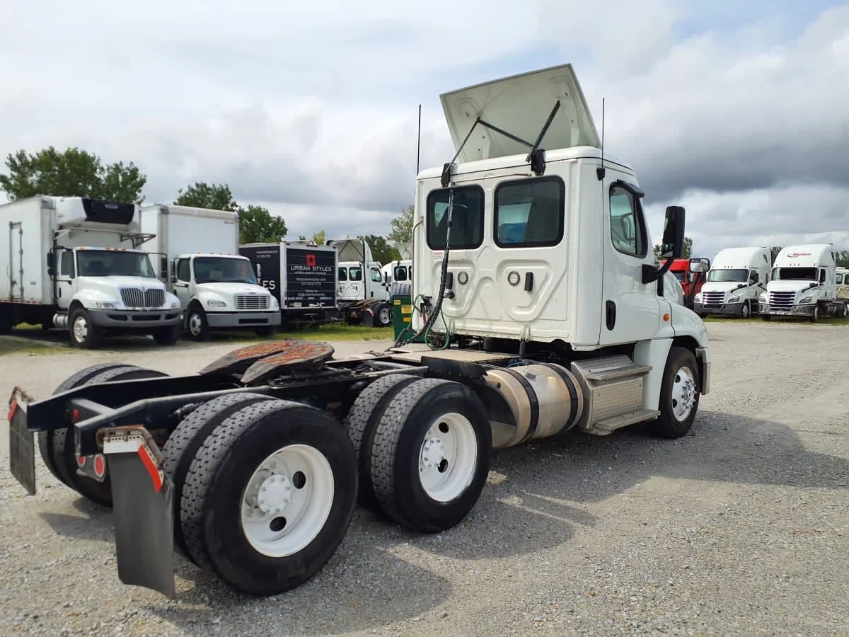 2019 Freightliner Cascadia in Indianapolis, IN — photo 4