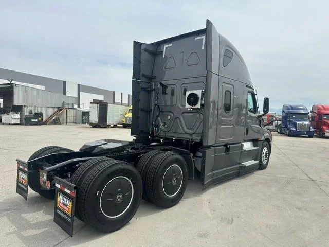 2022 Freightliner Cascadia - image 6