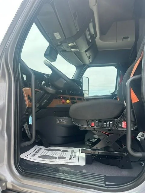 2022 Freightliner Cascadia - image 3