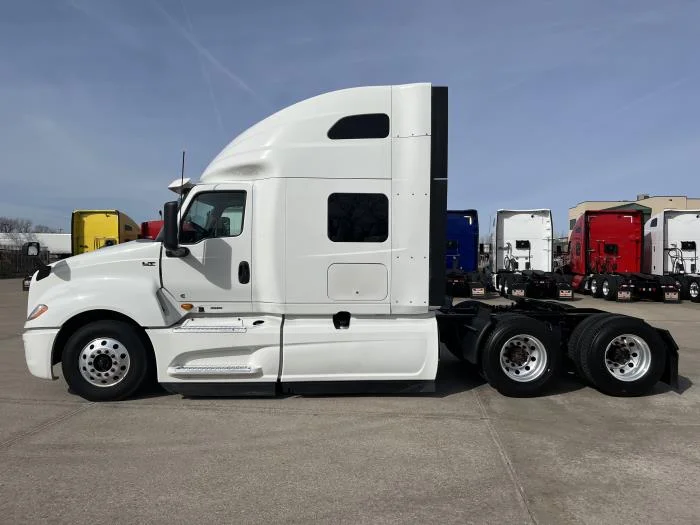 2023 International LT — photo 3