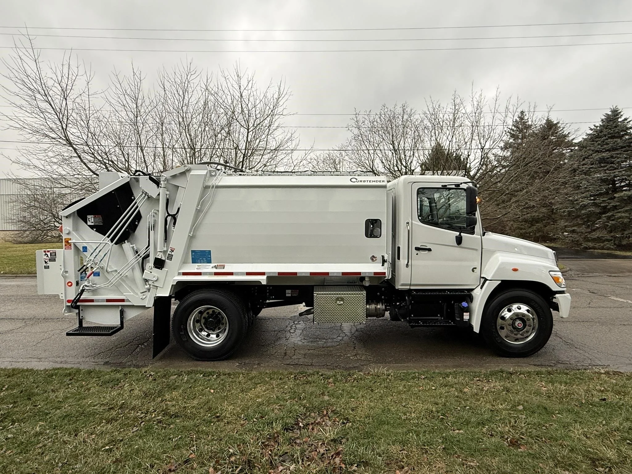 2025 Hino L6 in Findlay, OH — photo 2
