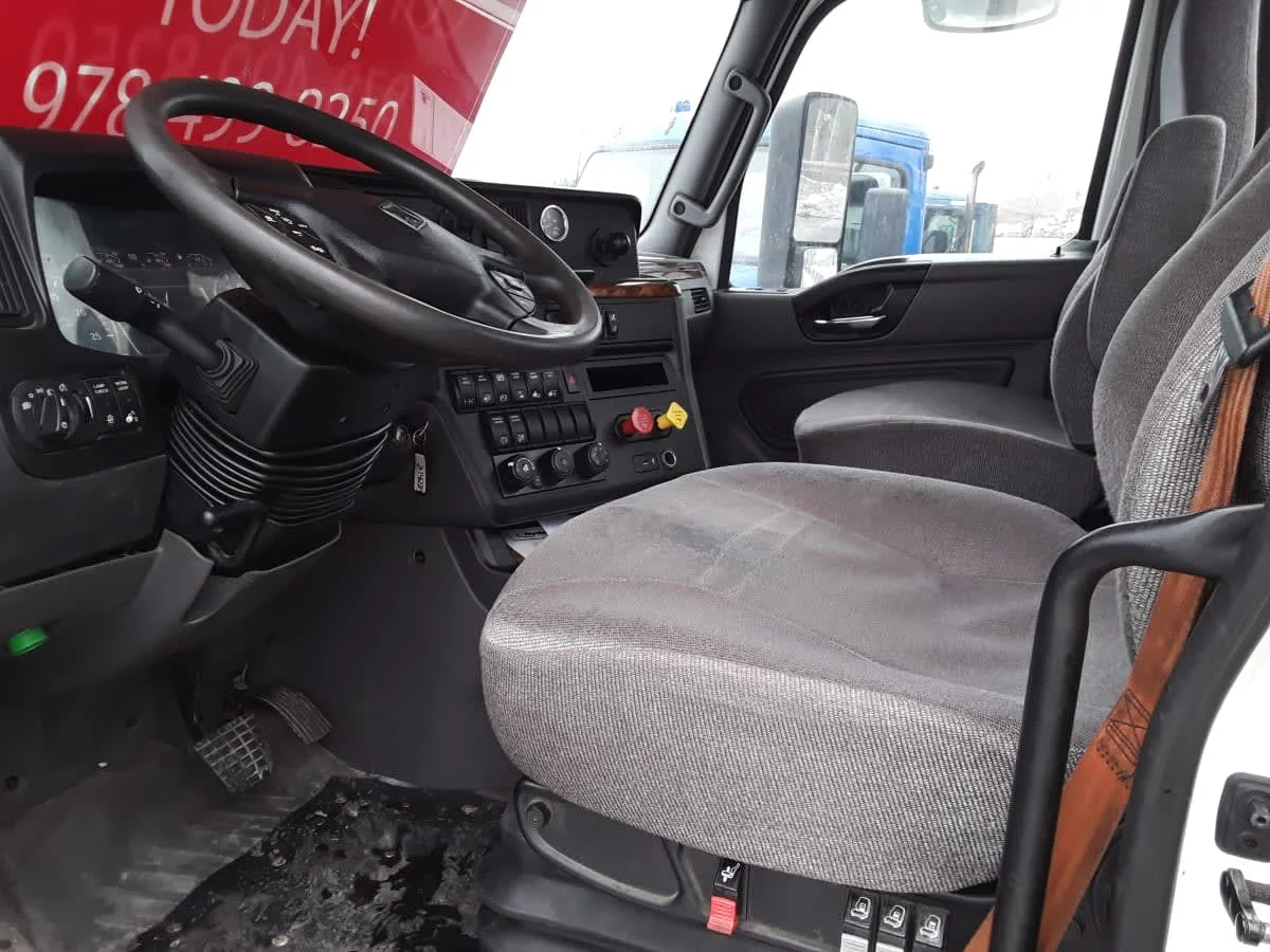 2019 International LT - image 7